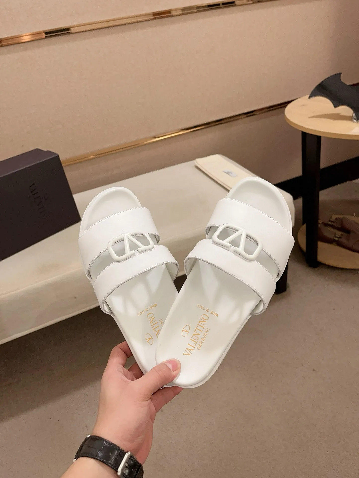 Men's shoes💰: 440💰[Valentino] New men's boutique slippers, counter quality, classic plaid, the actual workmanship is quite complex🔰The uppers are made of imported fabrics➕🐑Sheepskin lining, which tests the craftsman's craftsmanship➕original PU outsole. Size: 38-44 (45 can be customized, non-refundable)